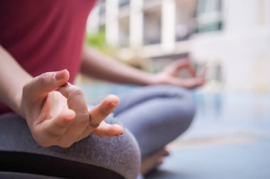 Evde ya da apartmanda yoga yapan zayıf bir kadın. Sabahları egzersiz yapan Asyalı bir kadın. denge, meditasyon, rahatlama, sakinlik, sağlık, mutluluk, rahatlama, sağlıklı yaşam tarzı, diyet, ince