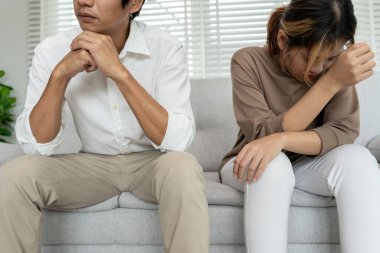 Boşanma. Asyalı çiftler evlendikten sonra çaresiz ve hayal kırıklığına uğrarlar. Karı koca kavgalar yüzünden üzgün, üzgün ve hayal kırıklığına uğramış durumdalar. Güvensizlik, aşk sorunları, ihanetler. Aile sorunu, gençlik aşkı