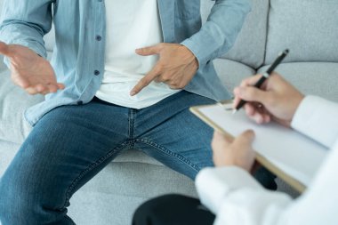 Adam mahrem yerlerin önünde el ele tutuşup rahatsızlık duyuyor ve doktora danışıyor. Zührevi, testis kanseri. Mesane sorunları, ereksiyon bozukluğu, erken boşalma, prostat kanseri.