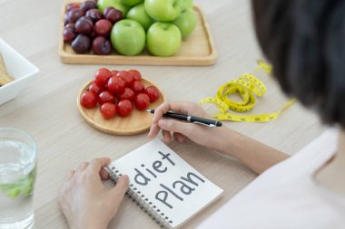 Diyet ve diyet. Sağlıklı yiyecekler için diyet hazırlayan ince bir kadın. kilo kaybı, denge, kontrol, yağ kaybı, düşük kalori, rutinler, egzersiz