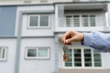 Kira, kiralama ve ev satma. Emlakçının elinde yeni sahibinin anahtarı var. Kira evi, Satış, Kredi Finansı, Sigorta, Satıcı, Satıcı, Taksit, Satın al, Sat, Taşı