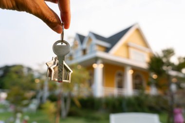 Kira, kiralama ve ev satma. Emlakçının elinde yeni sahibinin anahtarı var. kira, satış, kredi finans, sigorta, satıcı, dağıtıcı, taksit, satın alma, satma, taşınma
