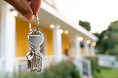 Kira, kiralama ve ev satma. Emlakçının elinde yeni sahibinin anahtarı var. kira, satış, kredi finans, sigorta, satıcı, dağıtıcı, taksit, satın alma, satma, taşınma