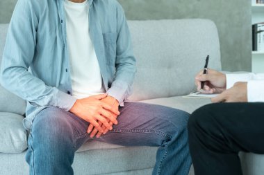 Adam mahrem yerlerin önünde el ele tutuşup rahatsızlık duyuyor ve doktora danışıyor. Zührevi, testis kanseri. Mesane sorunları, ereksiyon bozukluğu, erken boşalma, prostat kanseri.