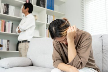 Boşanma. Asyalı çiftler evlendikten sonra çaresiz ve hayal kırıklığına uğrarlar. Karı koca kavgalar yüzünden üzgün, üzgün ve hayal kırıklığına uğramış durumdalar. Güvensizlik, aşk sorunları, ihanetler. Aile sorunu, gençlik aşkı
