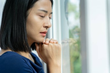 Mutsuz Asyalı kadın kız hayal kırıklığına uğradı, evde yalnız başına yaşanan sorunlara üzüldü, kendini yalnız hissetti, strese girdi, kötü bir ilişki yaşadı, ayrıldı, boşandı, kafası karıştı, depresyon geçirdi, zihinsel sağlık, yalnızlık.