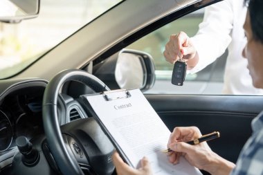 Kira, kiralık araba, satış, alım. Satış şirketi, sözleşme ve araba anahtarlarını imzalaması için yeni sahibine gönderir. Satışlar, kredi kredisi finans, kira aracı, sigorta, kiralama, satıcı, satıcı, taksit, araba bakımı işi