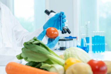 Bilimadamı laboratuardaki kimyasal meyve artıklarını kontrol ediyor. Kontrol uzmanları kimyasal kalıntıların konsantrasyonunu inceliyor. Tehlike, standart, yasaklı maddeleri bul, kirlet, mikrobiyoloji