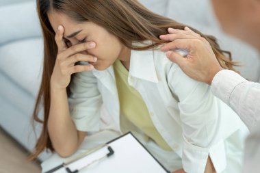 Hayat ve aile meselelerini tartışırken psikiyatrist omuzlarını tutuyor. Doktor cesaretlendiriyor ve empati kuran kadın depresyona giriyor. Psikolojik, boşanmayı kaydet, el ele, güven, ilgi