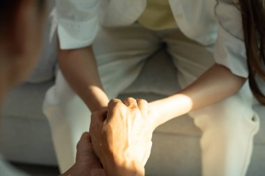 Psikiyatristler aile meselelerini tartışırken el ele tutuşuyorlar. Doktor cesaretlendiriyor ve empati kuran adam depresyona giriyor. Psikolojik, boşanmayı kaydet, el ele, güven, araba