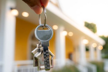 Kira, kiralama ve ev satma. Emlakçının elinde yeni bir ev ya da emlak için anahtar var. kira, satış, kredi finans, sigorta, satıcı, dağıtıcı, taksit, satın alma, satma, taşınma