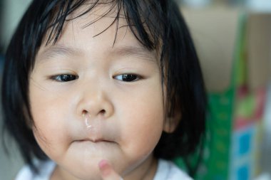 Hasta Asyalı çocukların hapşırması ve burnu akması mevsimsel grip, alerji, yüksek ateş ve grip, dinlenme, virüs, koronavirüs, hastalık, solunum, grip, RSV