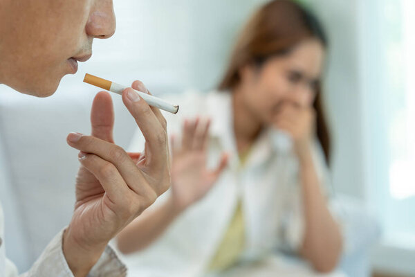 Нет дыма. женщина прикрывает нос из-за сигаретного дыма запах, отказаться, отказаться, сломать, сказать нет, бросить курить для здоровья. Всемирный день табака. лекарственные препараты, рак легких, эмфизема, болезнь легких, никотин