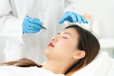 Estetik ameliyat, güzellik, cerrah ya da kadın yüzüne dokunan güzellik uzmanı burun şeklini değiştiren cerrahi prosedür, doktor burun estetiğinden önce burnunu muayene eder, tıbbi yardım, sağlık...