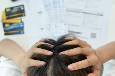 Yüklü faturaları ve faturaları olan stresli ve baş ağrısı olan bir kadın masrafları ve kredi kartı borçlarını ödeyecek parası yok. kıtlık, mali sorun, iflas, mortgage, kredi, iflas, yoksul, boş cüzdan 