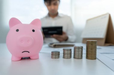 Yüklü faturaları ve faturaları olan stresli ve baş ağrısı çeken Asyalı bir adamın harcamaları ve kredi kartı borçlarını ödeyecek parası yok. kıtlık, mali sorunlar, mortgage, kredi, iflas, iflas, yoksul, boş cüzdan