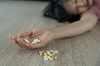Asyalı kadın aşırı dozda hap kullanıyor, stresli, üzgün, uyuşturucu bağımlısı, hasta, sağlıksız, mutsuz, intihar, depresyon veya ümitsiz, uyuşturucu bağımlısı, yaşam ve aile sorunları, motivasyonsuz