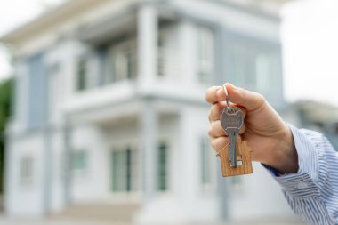 Kira, kiralama ve ev satma. Emlakçının elinde yeni sahibinin anahtarı var. Kira evi, Satış, Kredi Finansı, Sigorta, Satıcı, Satıcı, Taksit, Satın al, Sat, Taşı