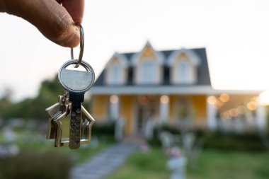 Kira, kiralama ve ev satma. Emlakçı menajeri yeni sahibine gülümsüyor. kira, satış, kredi finans, sigorta, satıcı, dağıtıcı, taksit, satın alma, satma, taşınma