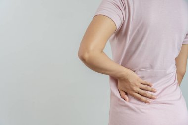 Kadın belini tutuyor ve dayanılmaz ağrılar çekiyor. Sağlık ve sorunlar, kronik sırt ağrısı, ofis sendromu, skolyoz, bel fıtığı, kas iltihabı.