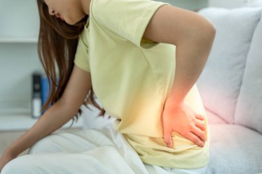 Sırtını tutarken ve dayanılmaz ağrılar çekerken. Sağlık ve sorunlar, kronik sırt ağrısı, ofis sendromu, skolyoz, bel fıtığı, kas iltihabı.