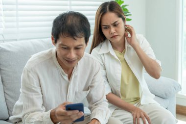 Çifte randevu, birini aldatma, biraz kaçamak yapmak, zina yapmak, çok eşlilik, kocasının bir ilişkisi vardı. Aile sorunu, aldatma, boşanma ve ayrı, sosyal sorun