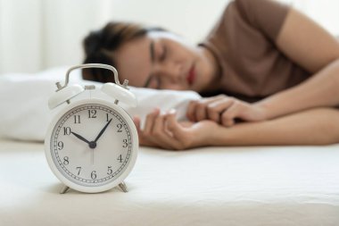 Hanımefendiye geç randevu, iş ya da ders çalışma, uyuyakalma, sabahları kalkmakta zorluk, zaman sıkıntısı, zamanında değil, uykulu, geç kalma, acele et.