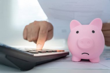 Borç alışverişi, borç işi, büyük faturalar veya faturalar harcamaları ve kredi kartı borçlarını ödeyecek para yok. kıtlık, mali sorun, iflas, mortgage, kredi, iflas, yoksul, boş cüzdan