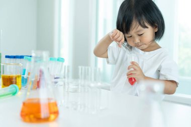 Çocuk Bilimci Eğitimi Laboratuvarda Bilimsel. Tıbbi çocuk eğitimi, biyoteknoloji, keşfet, hayal et, yürütme işlevi, çocuk, eğitim, zeka oranı, duygusal katsayısı