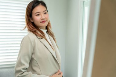 İş görüşmesinden önce hazırlık yapan güzel bir kadın, kendine güven, iş başvuruları boş pozisyonlara geri dönüyor, insan buluyor. İnsan kaynakları, mektuplar, yeterlilik, yeni mezun, iş arayan