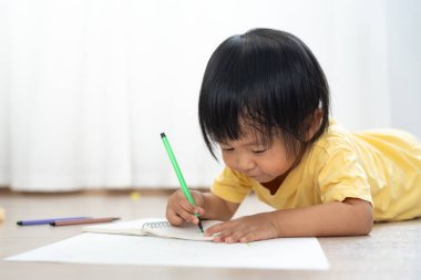 Kağıt üzerinde resim yapmayı öğrenen mutlu çocuklar. Etkinlik, gelişim, IQ, EQ, meditasyon, beyin, kas, temel beceriler, ailenin birlikte zaman geçirmesi. Holida.