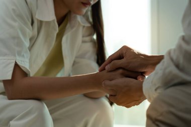 Psikiyatristler aile meselelerini tartışırken el ele tutuşuyorlar. Doktor cesaretlendiriyor ve empati kuran kadın depresyona giriyor. Psikolojik, boşanmayı kaydet, el ele, güven, ilgi