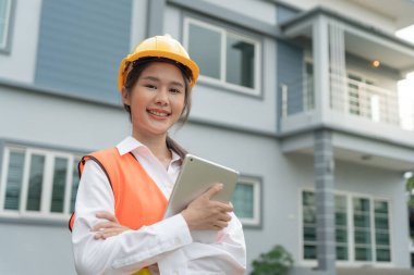 Müfettiş ya da mühendis inşaat ve kalite güvencesi yeni evini inceliyor. Mühendisler, mimarlar ya da irtibat görevlileri ev sahibine teslim etmeden önce evi inşa etmek için çalışıyorlar.