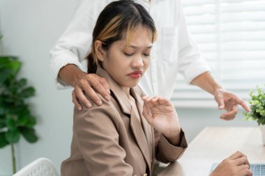 İş adamı bir bayan meslektaşına omzuna dokunarak cinsel tacizde bulundu. Ofiste cinsel taciz. Kadınlar taciz edildikleri için endişeli ve stresli hissederler. taciz, saldırı, uygunsuz, ayrımcılık