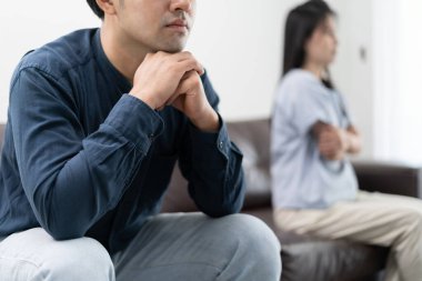 Boşanma. Asyalı çiftler evlendikten sonra çaresiz ve hayal kırıklığına uğrarlar. Karı koca kavgalar yüzünden üzgün, üzgün ve hayal kırıklığına uğramış durumdalar. Güvensizlik, aşk sorunları, ihanetler. Aile sorunu, gençlik aşkı