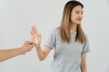 Sigara içmek yasak. Kadın sigarayı bırak, reddet, reddet, ara ver sigara al, hayır de. Sağlık için sigara içmeyi bırak. Dünya tütün günü. Uyuşturucu, akciğer kanseri, amfizem, akciğer hastalığı, uyuşturucu, nikotin etkisi