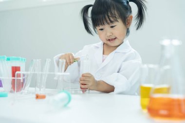 Çocuk Bilimci Eğitimi Laboratuvarda Bilimsel. Tıbbi çocuk eğitimi, biyoteknoloji, keşfet, hayal et, yürütme işlevi, çocuk, eğitim, zeka oranı, duygusal katsayısı