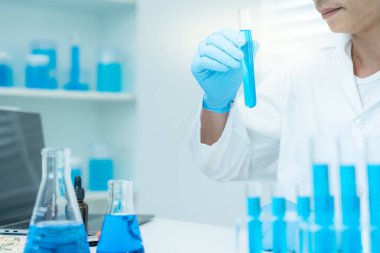 Bilimadamı ileri bilimsel laboratuvarda biyokimyasal örnekleri analiz ediyor. Virüsün kimyasal mikro-biyolojik gelişimini kontrol et. Fen laboratuvarında biyoteknoloji araştırması. kozmetik
