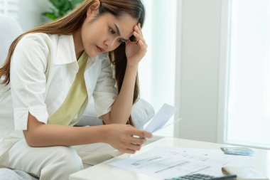 Yüklü faturaları ve faturaları olan stresli ve baş ağrısı çeken Asyalı kadın harcamaları ve kredi kartı borçlarını ödeyecek parası yok. kıtlık, mali sorunlar, mortgage, kredi, iflas, iflas, yoksul, boş cüzdan