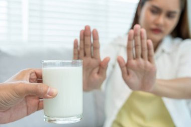 Süt alerjisi, hastalıklı, hasta, sağlıksız, alerjik kadın, hoşgörüsüzlük alerjisi belirtileri yüzünden burnu akmış. Karın ağrısı, alerji, ceviz proteini, kızarıklık, ölüm, gıda alerjisi.