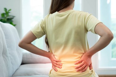 Kadın belini tutuyor ve dayanılmaz ağrılar çekiyor. Sağlık ve sorunlar, kronik sırt ağrısı, ofis sendromu, skolyoz, bel fıtığı, kas iltihabı.