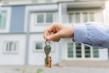 Kira, kiralama ve ev satma. Emlakçı menajeri yeni sahibine gülümsüyor. kira, satış, kredi finans, sigorta, satıcı, dağıtıcı, taksit, satın alma, satma, taşınma