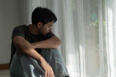 Depresyon ve akıl hastalığı. Kötü haberler aldıktan sonra insan hayal kırıklığına uğrar. Stresli çocuk mutsuz problemle kafasını karıştırıyor, kız arkadaşla tartışıyor, ağlıyor ve beklenmedik işler için endişeleniyor, ekonomide düşüş var..