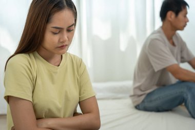 Boşanma. Asyalı çiftler evlendikten sonra çaresiz ve hayal kırıklığına uğrarlar. Karı koca kavgalar yüzünden üzgün, üzgün ve hayal kırıklığına uğramış durumdalar. Güvensizlik, aşk sorunları, ihanetler. Aile sorunu, gençlik aşkı