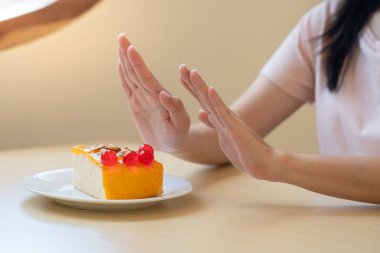 İnce kadın vücudu yağlı yiyeceklerin kafasını karıştırır. Lokantadaki kadın sağlıklı yaşam için kilo verme hedefine, düşük kalorili, ince bel ve beslenme uzmanına ulaşır. Diyet, vücut şekli, denge kontrolü, kaçınma, beslenme