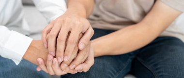 Psikiyatristler aile meselelerini tartışırken el ele tutuşuyorlar. Doktor cesaretlendiriyor ve empati kuran kadın depresyona giriyor. Psikolojik, boşanmayı kaydet, el ele, güven, ilgi