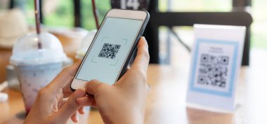 Kadın, kafeterya restoranında sipariş menüsü için dijital dağıtım ile QR kodunu taramak için akıllı telefon kullanıyor. Menüyü ve siparişi seçin ve indirimi toplayın. E cüzdan, teknoloji, online ödeme, kredi kartı, banka uygulaması.