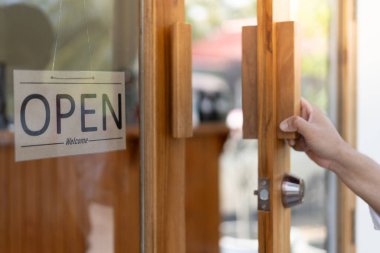 Şov tabelası ilk iş gününde açılır. Güvenliği, temizliği ve kafeyi açmayı garanti ediyor. Yeni normallere açık. Küçük işletme, hoş geldin, restoran, çılgın ev.