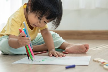 Mutlu Asya çocukları kağıt üzerinde resim yapmayı öğreniyor. Etkinlik, gelişim, IQ, EQ, meditasyon, beyin, kas, temel beceriler, ailenin birlikte zaman geçirmesi. Tatil