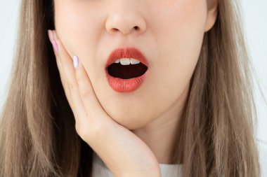 Asyalı kadınlar diş eti iltihabı, dişleri, çürüme problemleri, diş bakımı yüzünden diş ağrısı çekerler. hassas diş, çürüme problemi, kötü nefes, Gingival durgunluk, ağız temizliği eğitimi, diş çıkarma